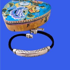 Brighton "Sisters" bracelet. It features a silver-toned  with the word "Sisters"